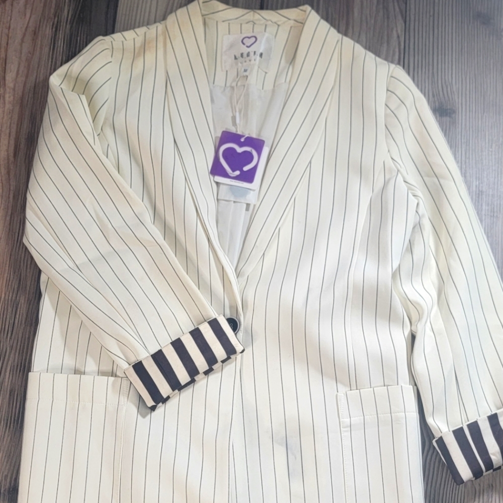 Boyfriend pinstripe blazer with two pockets one button cream and black